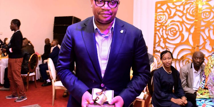 KINSHASA : Pierre Lumbwe Kazimoto honoré par le caucus des députés nationaux du Grand Katanga pour son engagement politique