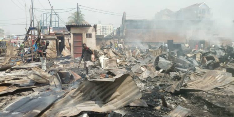 Incendie dévastateur à Lingwala : Plus de 90 % du marché » Wenze ya rail » réduit en cendres