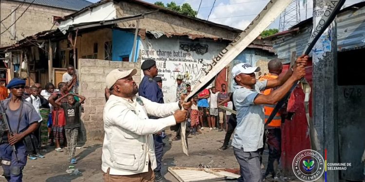 Opération de démolition des constructions anarchiques à Lubudi : la commune de Selembao libère les emprises publiques