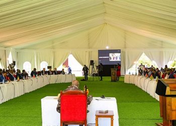 Guerre dans l&rsquo;Est : Félix Tshisekedi dénonce l&rsquo;inefficacité du retrait du M23 sur terrain lors du sommet de l&rsquo;Ouganda