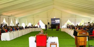 Guerre dans l&rsquo;Est : Félix Tshisekedi dénonce l&rsquo;inefficacité du retrait du M23 sur terrain lors du sommet de l&rsquo;Ouganda