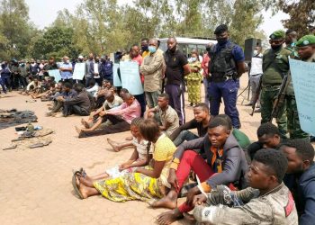 Lualaba : La police nationale congolaise arrête plus de 50 bandits armés, dont deux femmes et présentés à Kolwezi