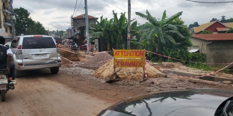 Kinshasa : l’avenue de l’école reliant le quartier pompage au centre supérieur militaire dans un état de délabrement avancé .