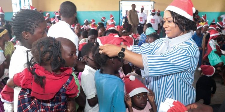 Festivités de fin d&rsquo;année : Plus de 200 enfants orphelins et malnutris bénéficiaires de la bienveillance de la députée Pauline IGWABI à Lubumbashi