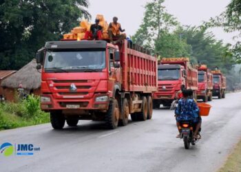 Retrait du M23 d’Uvira : 34 camions chargés de goudron ont été transportés en direction du Rwanda ( Gouvernement provincial)