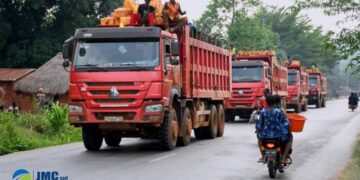 Retrait du M23 d’Uvira : 34 camions chargés de goudron ont été transportés en direction du Rwanda ( Gouvernement provincial)