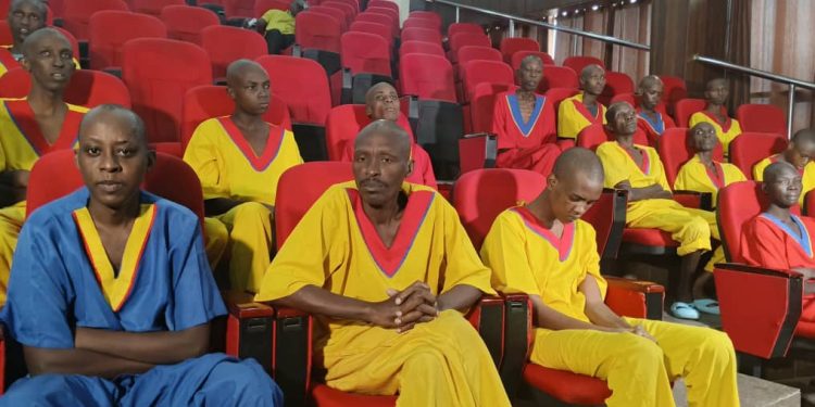 Guerre dans l&rsquo;Est : Les FARDC présentent 7 soldats rwandais et huit civils étrangers capturés dans la ville d&rsquo;Uvira