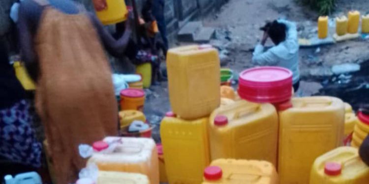 Kinshasa : deux mois après l’effondrement de la route Kimwenza, les habitants contraints de recourir aux forages