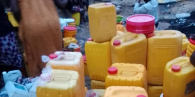 Kinshasa : deux mois après l’effondrement de la route Kimwenza, les habitants contraints de recourir aux forages pour pallier le problème d’eau