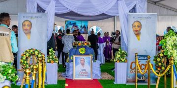 Haut-Katanga : Cécile Mugiti la femme du Gouverneur Martin Kazembe enterrée après des funérailles émouvantes