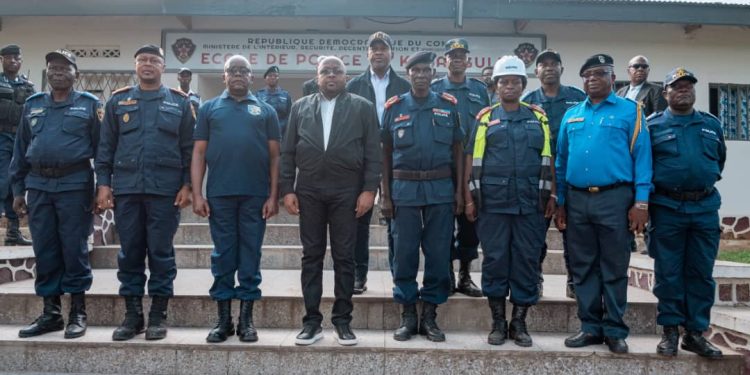 Kongo-Central : Jacquemain SHABANI anime une causerie morale à 720 apprenants de l’École de la PNC de Kasangulu et insiste sur la discipline des futurs policiers