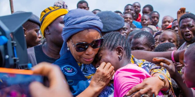Crise humanitaire en RDC : Ève Bazaiba se dit dépassée et révoltée après sa tournée dans les camps de réfugiés