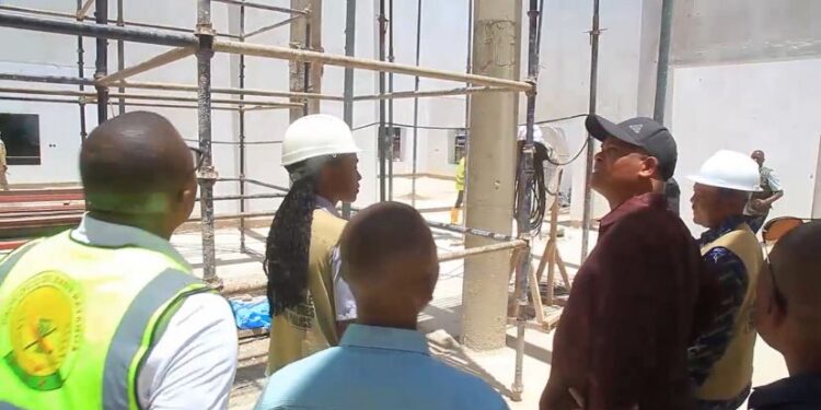 Haut-Katanga: le gouverneur Martin Kazembe Shula inspecte les travaux de construction du nouveau Palais de Justice et du lycée Tshiondo