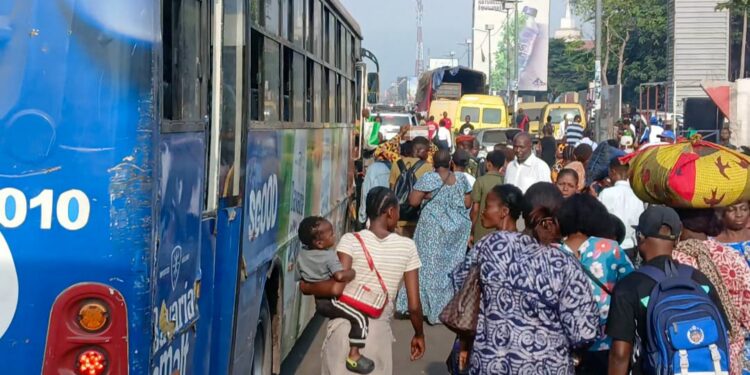 Transport à Kinshasa : Le gouvernement déploie des bus publics pour atténuer la pénurie (Document)