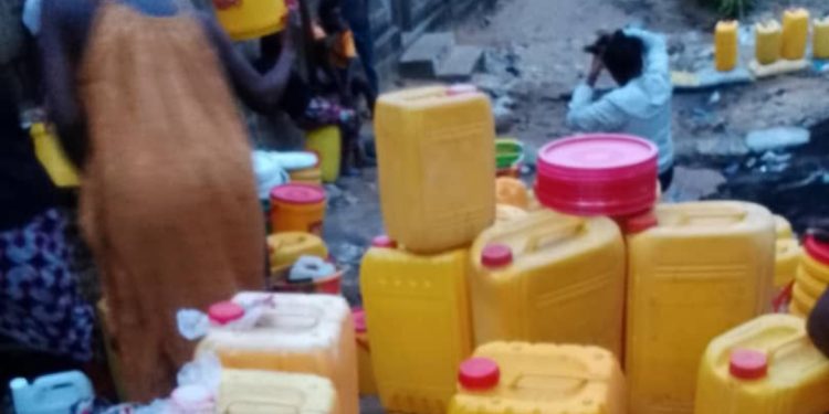 Kinshasa : deux mois après l’effondrement de la route Kimwenza, les habitants contraints de recourir aux forages pour pallier le problème d’eau