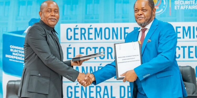 Remise du fichier électoral à l&rsquo;ONIP : les Congolais seront bientôt dotés d&rsquo;une carte d&rsquo;identité nationale