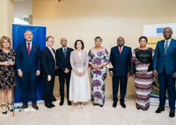 Table ronde sur les services essentiels en période de conflit : plusieurs partenaires discutent sur la protection des populations civiles.