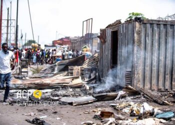 Démolition de PAKADJUMA : le sous-commissariat du quartier BAT incendié après affrontements entre jeunes et policiers