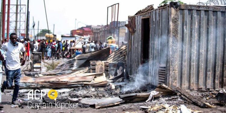 Démolition de PAKADJUMA : le sous-commissariat du quartier BAT incendié après affrontements entre jeunes et policiers