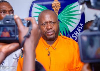 Dix maisons incendiées au camp BUMBA : Le député honoraire Ados Ndombasi dénonce l&rsquo;inaction de l&rsquo;État face à ce phénomène