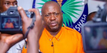 Dix maisons incendiées au camp BUMBA : Le député honoraire Ados Ndombasi dénonce l&rsquo;inaction de l&rsquo;État face à ce phénomène