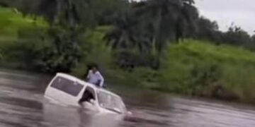 Kasaï Oriental : Trois morts et cinq disparus dans le naufrage d’un véhicule à la traversée du bac sur la rivière Kalelu