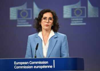 Guerre dans l&rsquo;Est de la RDC : La commissaire européenne Hadja Lahbib arrive à Kinshasa pour faciliter l&rsquo;accès humanitaire