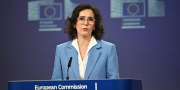 Guerre dans l&rsquo;Est de la RDC : La commissaire européenne Hadja Lahbib arrive à Kinshasa pour faciliter l&rsquo;accès humanitaire