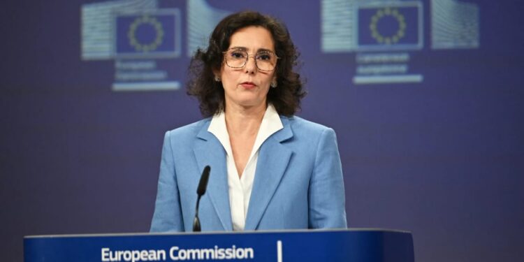 Guerre dans l&rsquo;Est de la RDC : La commissaire européenne Hadja Lahbib arrive à Kinshasa pour faciliter l&rsquo;accès humanitaire