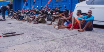 Kinshasa : 21 présumés bandits armés arrêtés pour braquages, kidnappings et vols de véhicules présentés par la PNC