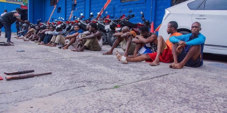 Kinshasa : 21 présumés bandits armés arrêtés pour braquages, kidnappings et vols de véhicules présentés par la PNC