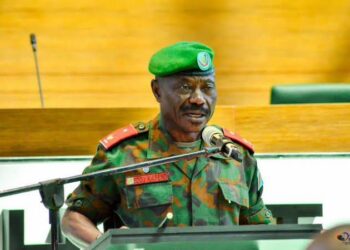 Haut-Katanga : le Général Eddy Kapend gronde sévèrement les responsables de RUASHI MINING accusé d’avoir obstrué la visite du ministre des anciens combattants