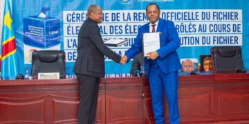 Remise du fichier électoral à l&rsquo;ONIP : les Congolais seront bientôt dotés d&rsquo;une carte d&rsquo;identité nationale
