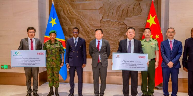 RDC : l’Union des sociétés minières à capitaux chinois remet en grande pompe un chèque de 10 mille dollars aux anciens combattants