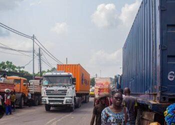 Kinshasa : interdits de circuler la journée, les chauffeurs des véhicules poids lourds défient l’autorité