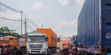 Kinshasa : interdits de circuler la journée, les chauffeurs des véhicules poids lourds défient l’autorité
