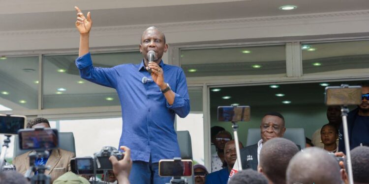 Bandundu : Le ministre des Infrastructures inspecte les chantiers avant la 13ᵉ Conférence des gouverneurs