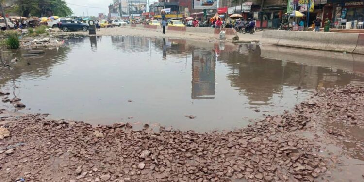 Kinshasa : La population de Bandal dénonce la dégradation avancée de l’avenue Kasa-Vubu vers l’hôpital CBECO (Constat)