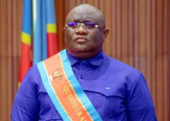 Révision constitutionnelle : le questeur adjoint du Sénat Omana Pascal contredit le Professeur Modeste Bahati