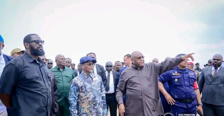 Kinshasa : Jean-Pierre Bemba inspecte les travaux de déblaiement du chenal de Kingabwa et donne un ultimatum de 30 jours