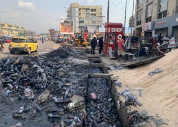 Kinshasa : l’OVD lance le curage des caniveaux sur l’axe Huileries près du marché Lufungula