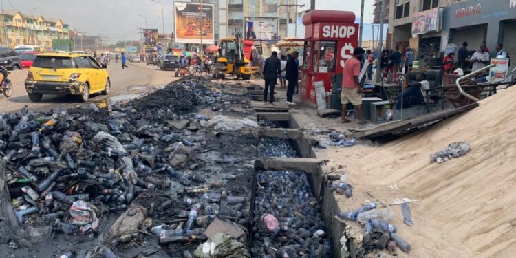 Kinshasa : l’OVD lance le curage des caniveaux sur l’axe Huileries près du marché Lufungula