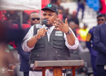 Kinshasa : Le gouverneur Daniel Bumba annonce plus de 800 bus pour contrer l’impact des grèves dans le transport public