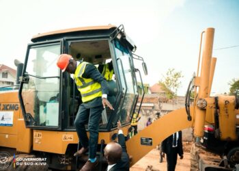 SUD-KIVU : Le Gouverneur Jean-Jacques Purusi relance les travaux de la RN30 interrompu par les attaques du M23 à UVIRA