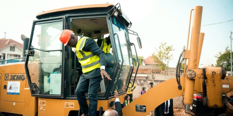 SUD-KIVU : Le Gouverneur Jean-Jacques Purusi relance les travaux de la RN30 interrompu par les attaques du M23 à UVIRA