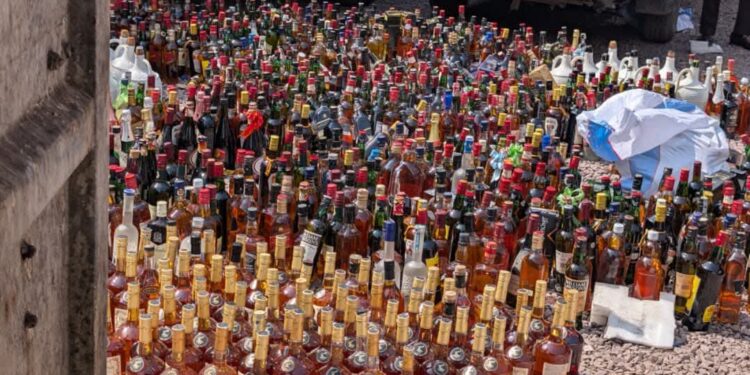 Kinshasa : La Police judiciaire saisit 3 759 bouteilles d’alcool et alerte sur un fléau touchant la jeunesse