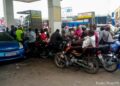 Kinshasa : Longues files d’attente dans les stations-service, la pénurie de carburant inquiète ce lundi 23 mars (Constat)