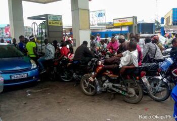 Kinshasa : Longues files d’attente dans les stations-service, la pénurie de carburant inquiète ce lundi 23 mars (Constat)
