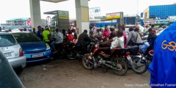 Kinshasa : Longues files d’attente dans les stations-service, la pénurie de carburant inquiète ce lundi 23 mars (Constat)