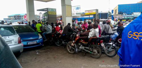 Kinshasa : Longues files d’attente dans les stations-service, la pénurie de carburant inquiète ce lundi 23 mars (Constat)
